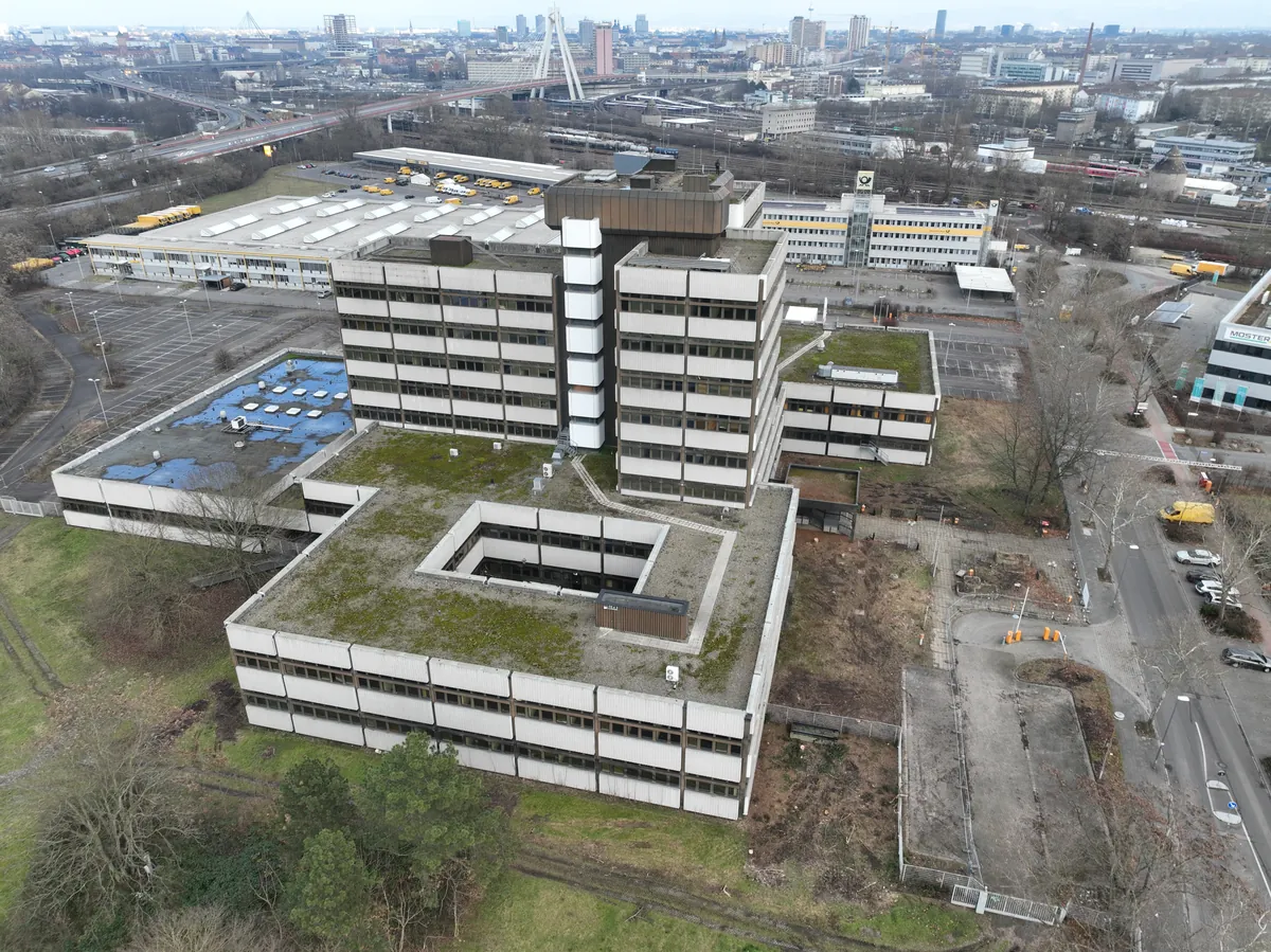 Aerial view of the complex in Ludwigshafen before the retrofit: high-rise, low-rise wings and courtyard